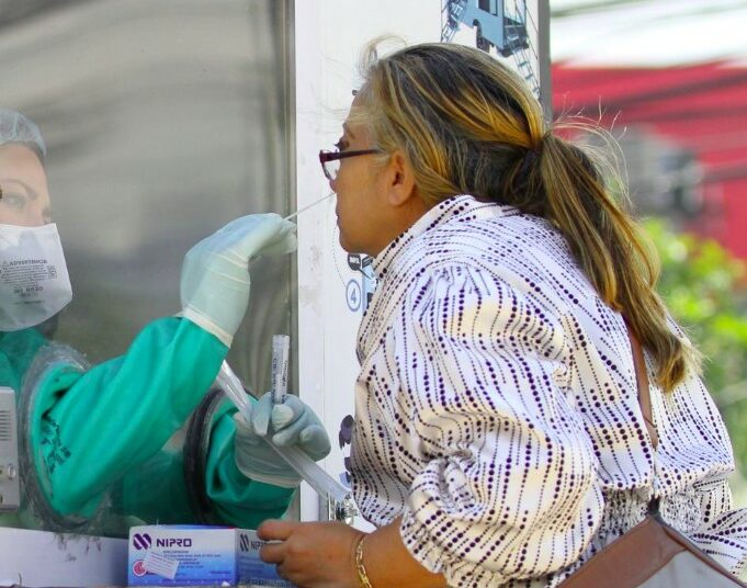 Salud lleva a cabo tamizaje comunitario en el bulevar de Los Héroes, San Salvador