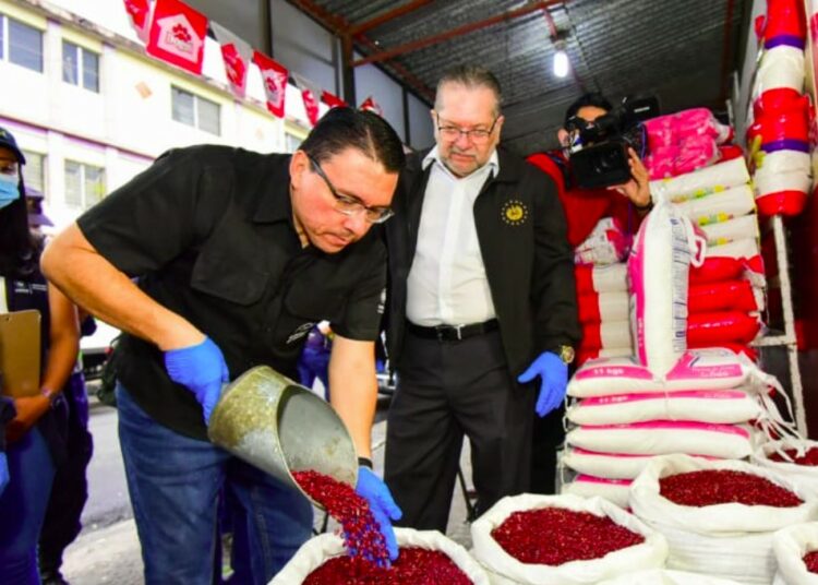 Defensoría del Consumidor garantiza el abastecimiento de productos de la canasta básica en el mercado nacional