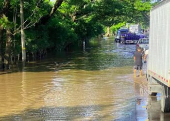 Persiste desbordamiento en río Grande de San Miguel