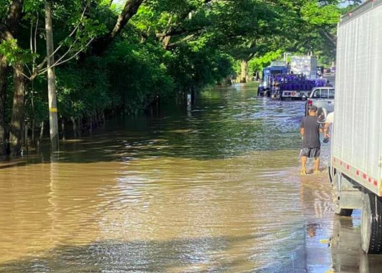 Persiste desbordamiento en río Grande de San Miguel