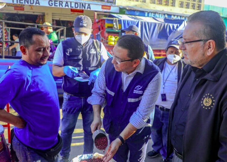Defensoría del Consumidor verifica precios de granos básicos en el mercado municipal de San Vicente