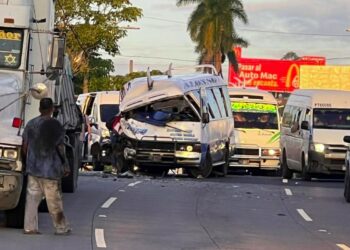 Al menos 11 personas lesionadas y una persona muerta tras choque de microbús de la ruta 101-D contra una rastra