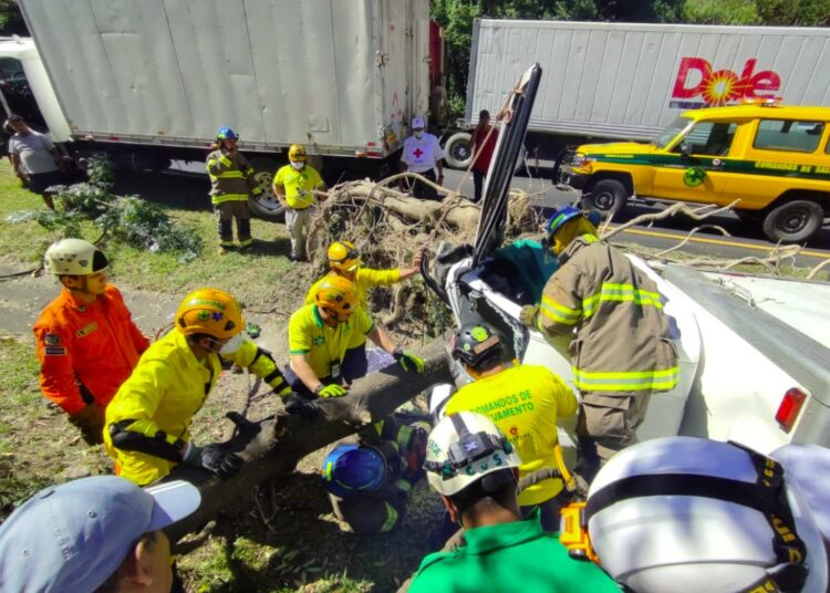 Reportan accidente de tránsito en Carretera de Oro, hay una persona atrapada en el interior de un automotor