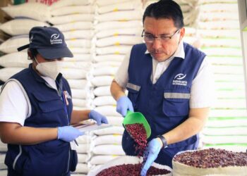 Defensoría combate la especulación de precios del frijol en comercios de San Salvador