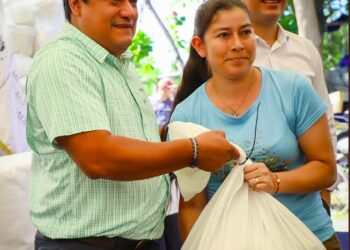 MAG entrega paquetes alimenticios a 67 cooperativas que han cesado actividades por veda de camarón