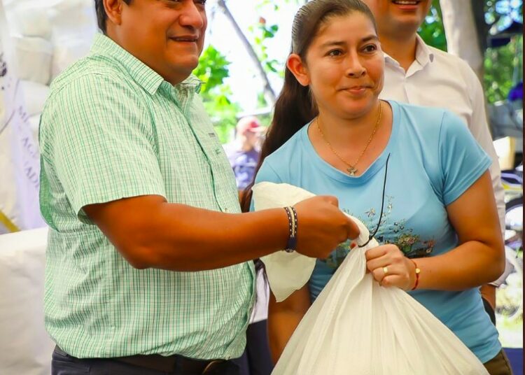 MAG entrega paquetes alimenticios a 67 cooperativas que han cesado actividades por veda de camarón