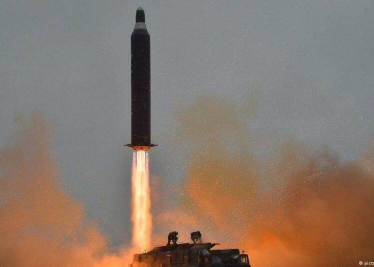 Corea del Norte dispara dos misiles al mar de Japón