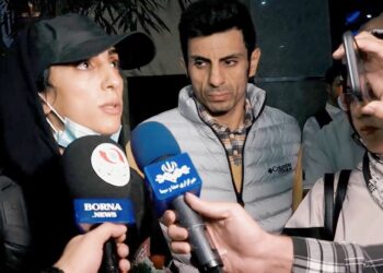 La atleta iraní Elnaz Rekabi fue recibida como una heroína en el aeropuerto de Teherán tras participar sin velo en una competencia de escalada