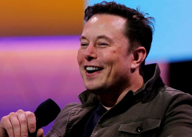 Elon Musk vende 30.000 perfumes con olor a cabello quemado en menos de una semana