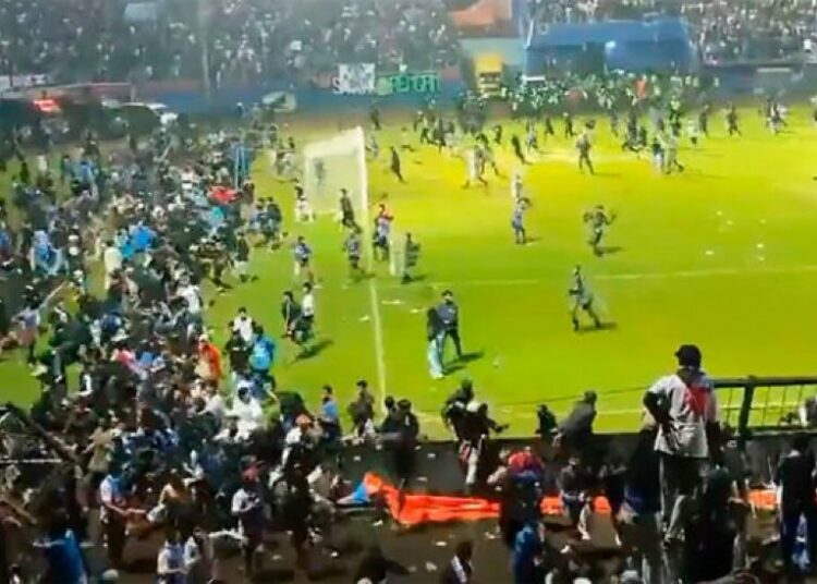 (IMÁGENES FUERTES) Al menos 125 muertos por violencia en partido de fútbol en Indonesia