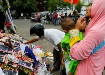 Crece enojo con la Policía por tragedia en estadio de fútbol de Indonesia