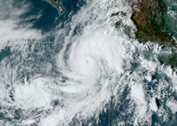 Huracán Orlene toca tierra en México como categoría 1