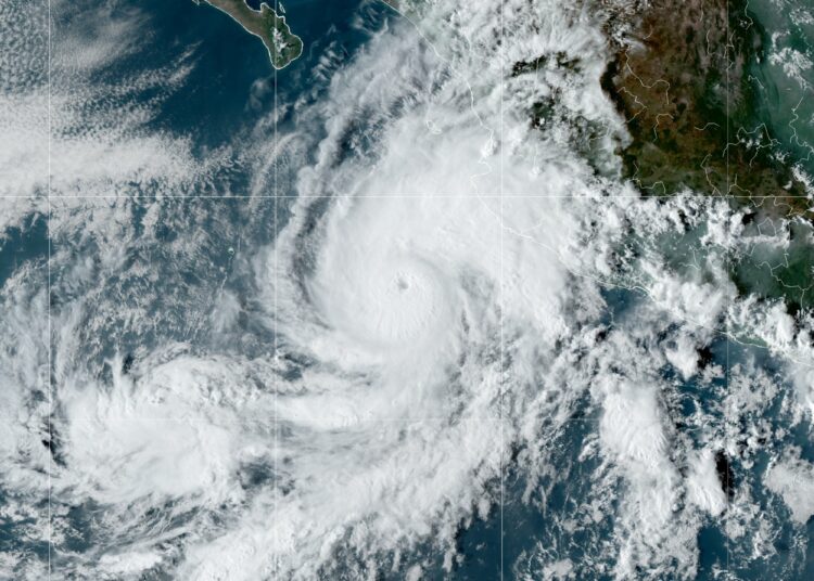 Huracán Orlene toca tierra en México como categoría 1