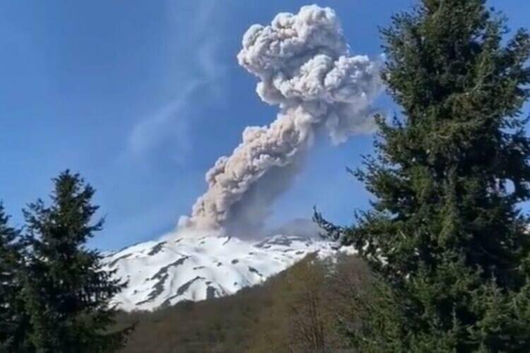 (VIDEO) Alerta amarilla en Chile por las emanaciones del volcán Nevados de Chillán