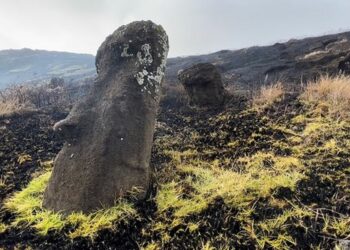 Un incendio forestal causa daños «irreparables» en los moáis de la Isla de Pascua