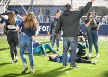 Un aficionado de 56 años murió tras los graves incidentes en el partido entre Gimnasia y Boca en Argentina