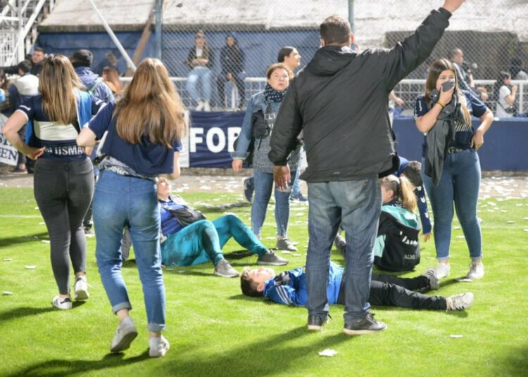 Un aficionado de 56 años murió tras los graves incidentes en el partido entre Gimnasia y Boca en Argentina
