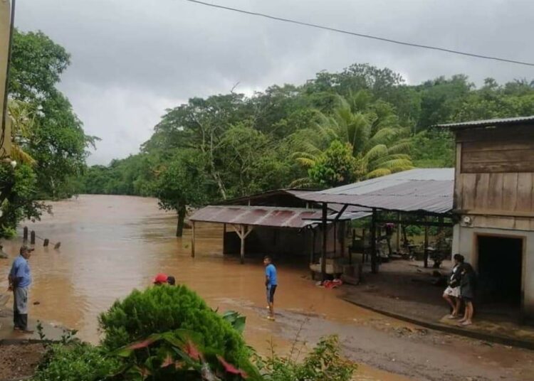 (VIDEOS) Julia se debilita tras impactar Nicaragua como huracán, causa inundaciones