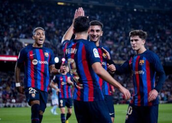 El Barcelona sufre para llegar líder al clásico