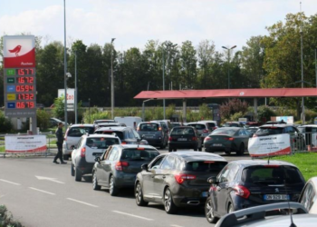 Largas filas en gasolineras de Francia por la escasez de combustibles ponen bajo presión al Gobierno