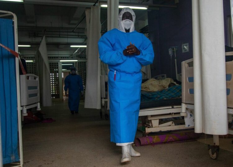 Crece el alerta en África por el brote de ébola en Uganda que ya tiene 48 casos y 17 muertos