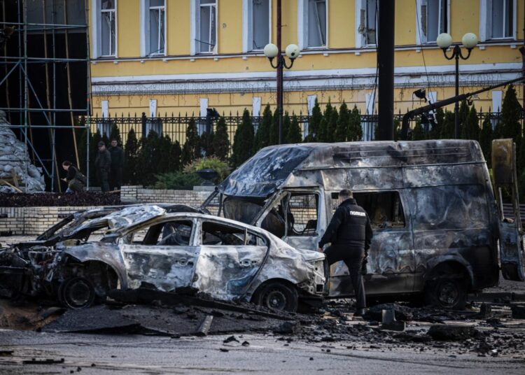 Continúan los bombardeos rusos contra infraestructuras clave en Ucrania