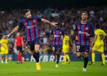 Robert Lewandowski recupera el ritmo, anota doblete y Barcelona golea a Villarreal