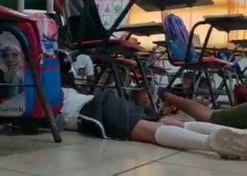 (VIDEO) Una maestra de primaria tranquiliza a sus alumnos durante una balacera en México