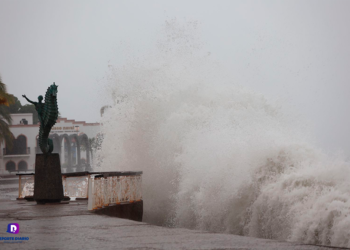 (VIDEOS) El huracán Roslyn toca tierra en México
