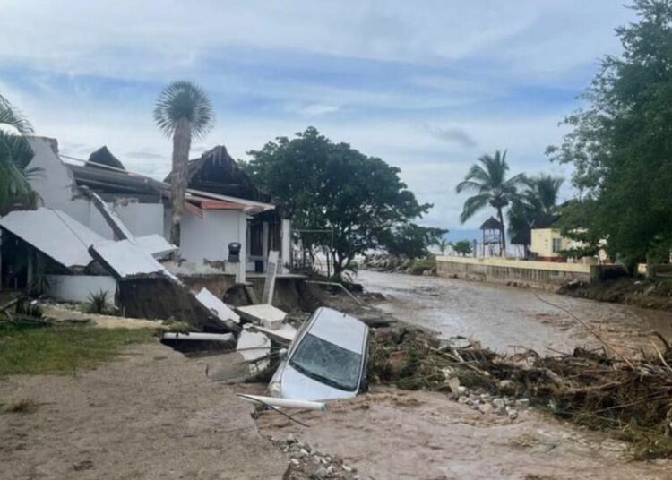 (VIDEOS) Al menos 2 personas muertas por el paso del huracán Roslyn por México, ahora degrado a tormenta tropical