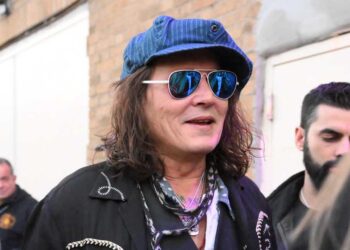 Johnny Depp demanda a profesor universitario que lo acusó de plagiar un poema en una canción de su nuevo álbum