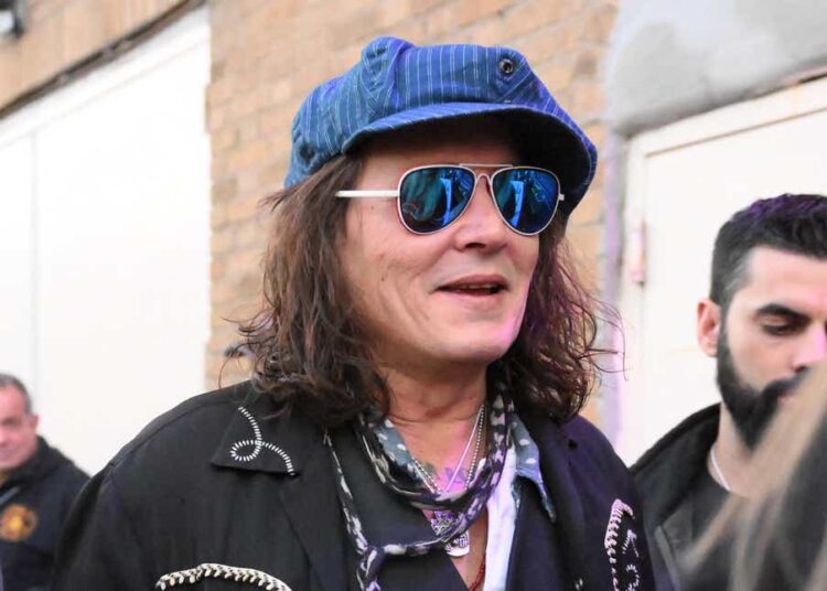 Johnny Depp demanda a profesor universitario que lo acusó de plagiar un poema en una canción de su nuevo álbum