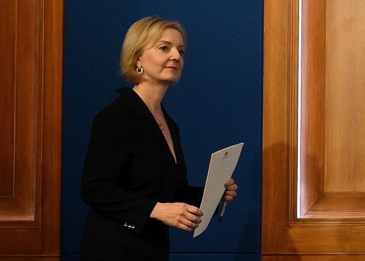 Renunciaron dos integrantes clave del Gobierno de Liz Truss y se profundiza la crisis política en el Reino Unido