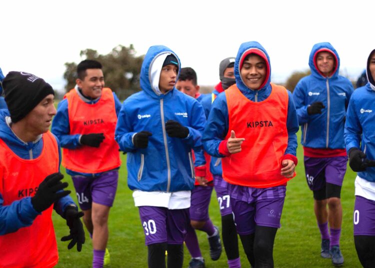 Niños salvadoreños perfeccionan su técnica de fútbol el I Campus Internacional