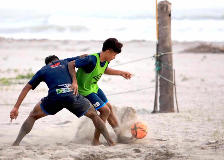 El DT de la selección de fútbol playa Rudis Gallo define grupo base para juegos Santa Marta 2022