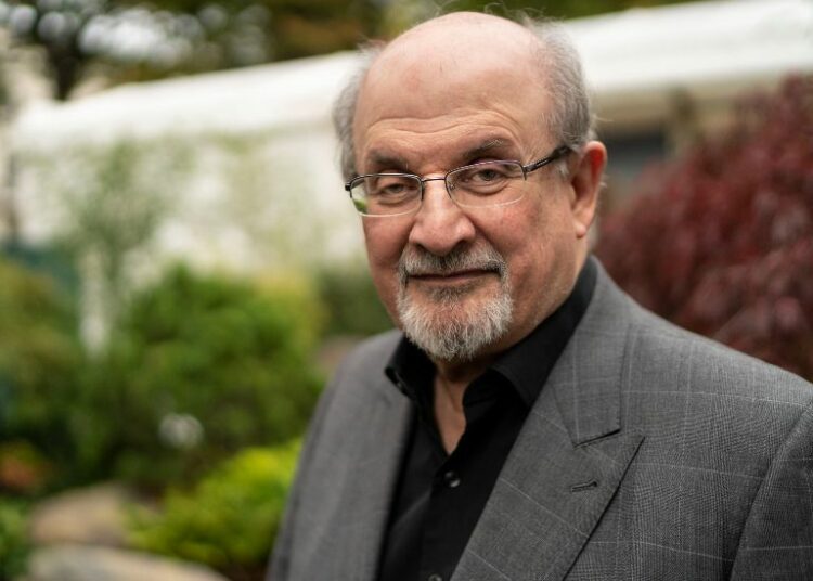 Escritor Salman Rushdie perdió un ojo y el uso de una mano tras ser apuñalado