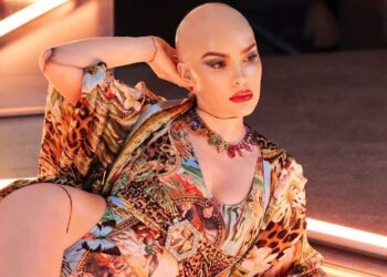 Belinda: Como un maniquí, sin pelo y con revelador body anuncia su próxima colaboración