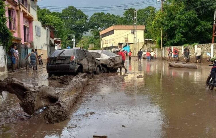 (VIDEOS) Desbordamiento de río provoca al menos tres muertos en el norte de Venezuela