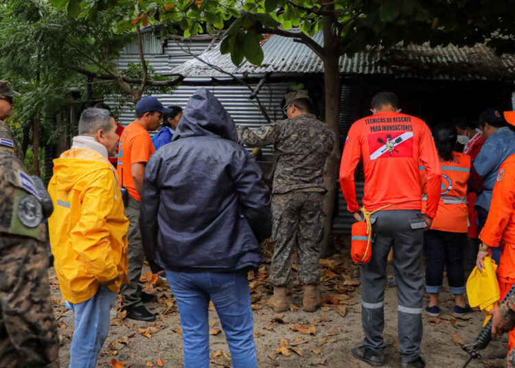 Se mantiene alerta roja en 24 municipios tras paso de tormenta tropical Julia