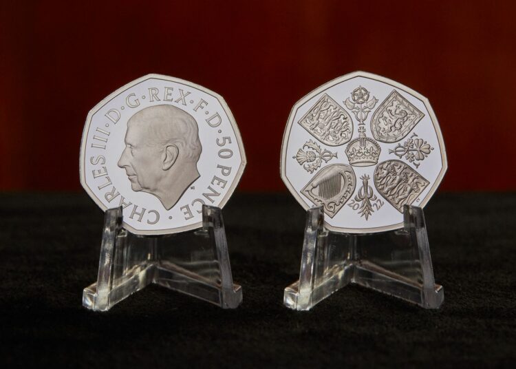 La Casa de la Moneda acuña las primeras con la imagen del Rey Carlos lll