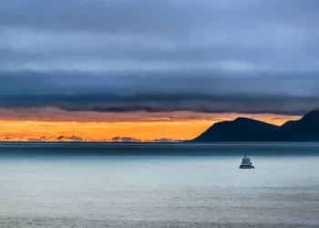 Ciudadanos rusos cruzan en balsa el Estrecho de Bering y piden asilo a Estados Unidos