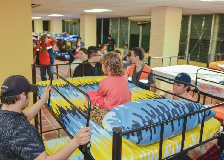 Reportan evacuaciones de decenas de personas en la franja costera y otros puntos del país a raíz de la tormenta Julia