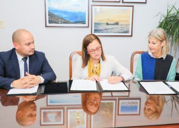 Canciller Alexandra Hill firma convenio de cooperación con Universidad del Este