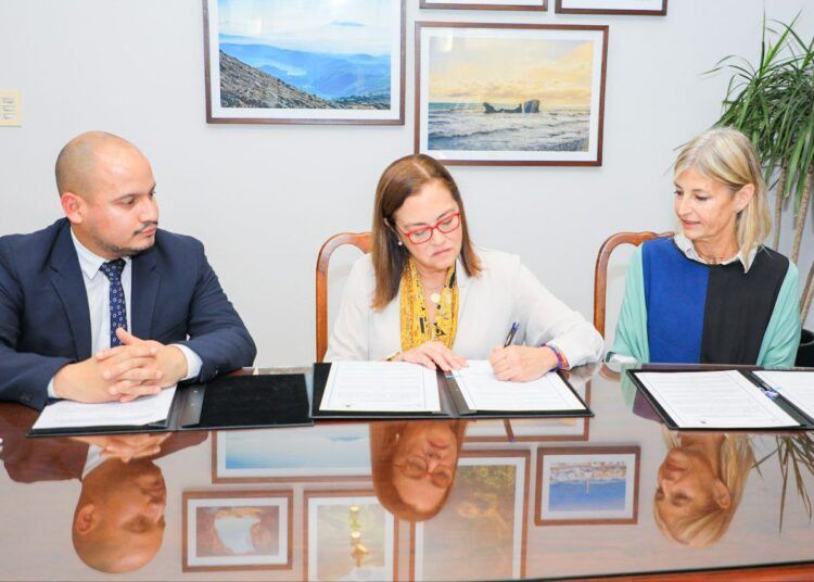 Canciller Alexandra Hill firma convenio de cooperación con Universidad del Este