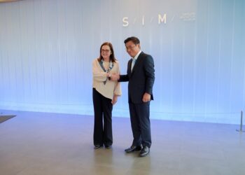 Canciller Alexandra Hill se reúne con presidente de Samsung en Corea del Sur