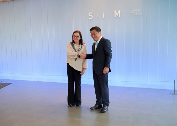 Canciller Alexandra Hill se reúne con presidente de Samsung en Corea del Sur