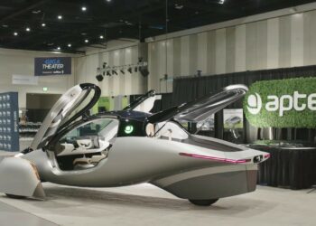 Este auto solar solo tiene 3 ruedas y recorre hasta 600 km por carga