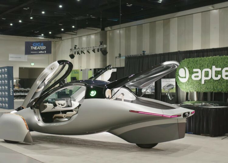 Este auto solar solo tiene 3 ruedas y recorre hasta 600 km por carga