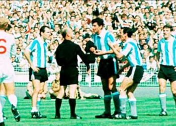 Polémicas mundialistas: la expulsión al argentino Rattín en 1966 que duró 10 minutos y obligó a crear las tarjetas