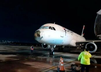Un avión que viajaba entre Chile y Paraguay aterriza de emergencia tras resultar dañado durante tormenta